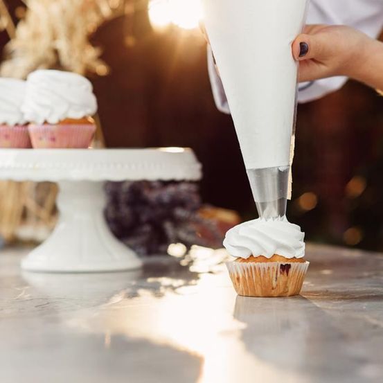 Bild enthält, Food, Food Presentation, Cooking, Pouring Food, Cream, Dessert, Icing