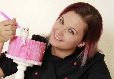 Bild enthält, People, Person, Photography, Portrait, Icing, Smile, Adult, Female, Woman, Birthday Cake