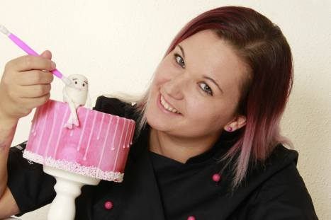 Bild enthält, People, Person, Photography, Portrait, Icing, Smile, Adult, Female, Woman, Birthday Cake