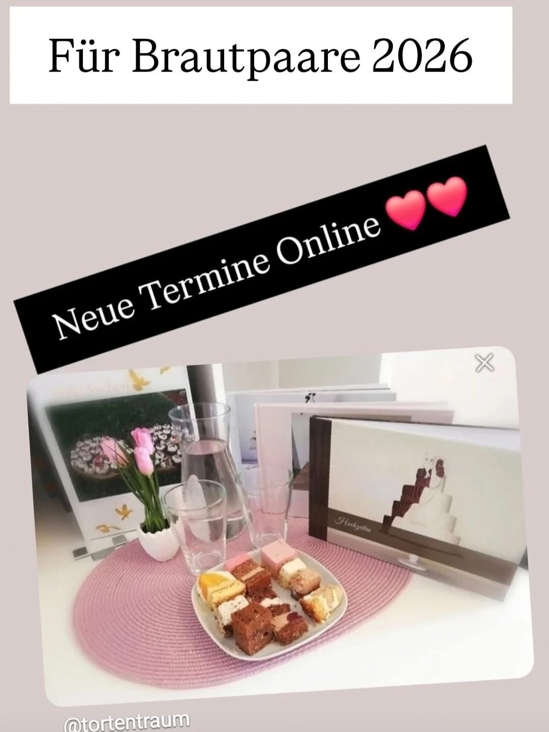 Ein Bild zeigt einen Teller mit Desserts auf einem rosa Teppich, mit einer Vase mit rosa Blumen und einer Karaffe mit Wasser. Dahinter befinden sich Bücher und ein Bilderrahmen mit einer Hochzeitstorte. Ein schwarzer Banner steht 'Neue Termine Online'.
