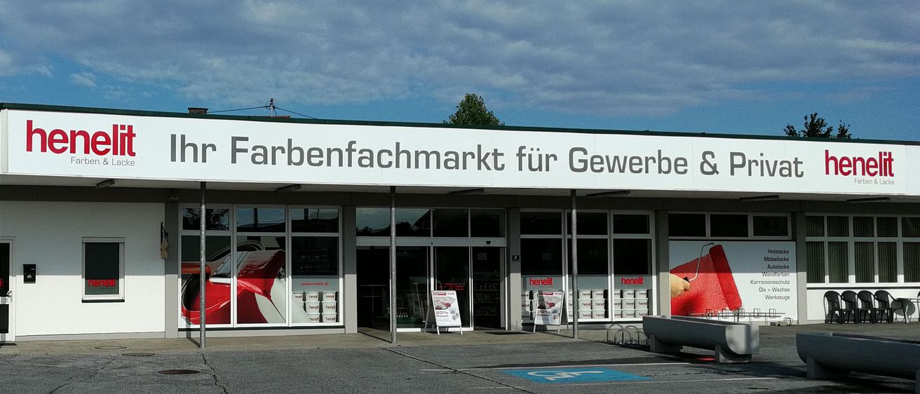 Bild enthält, Building, Airport, Lamp, Bench, Chair, Vehicle