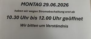 Ein Schild auf weißem Hintergrund mit rotem und schwarzem Text besagt: 'Unser Geschäft in Vordernberg. Montag, 29.06.2026, wegen Stromausfall erst ab 15:30 Uhr bis 12:00 Uhr geöffnet. Wir bitten um Verständnis.'