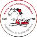 Rundes Logo mit einer Cartoon-Figur in roter und schwarzer Kleidung mit dem Text 'Kreativ-und Innovativinstallateur' und '1968'. Die Figur liegt entspannt da. Der Text 'Engagement für Ihre Behaglichkeit' ist ebenfalls vorhanden.