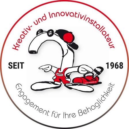Rundes Logo mit einer Cartoon-Figur in roter und schwarzer Kleidung mit dem Text 'Kreativ-und Innovativinstallateur' und '1968'. Die Figur liegt entspannt da. Der Text 'Engagement für Ihre Behaglichkeit' ist ebenfalls vorhanden.
