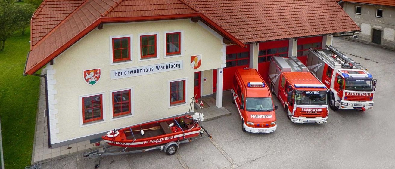 Bild enthält, Transportation, Truck, Vehicle, Fire Station, Fire Truck, Boat, Person, Machine, Wheel