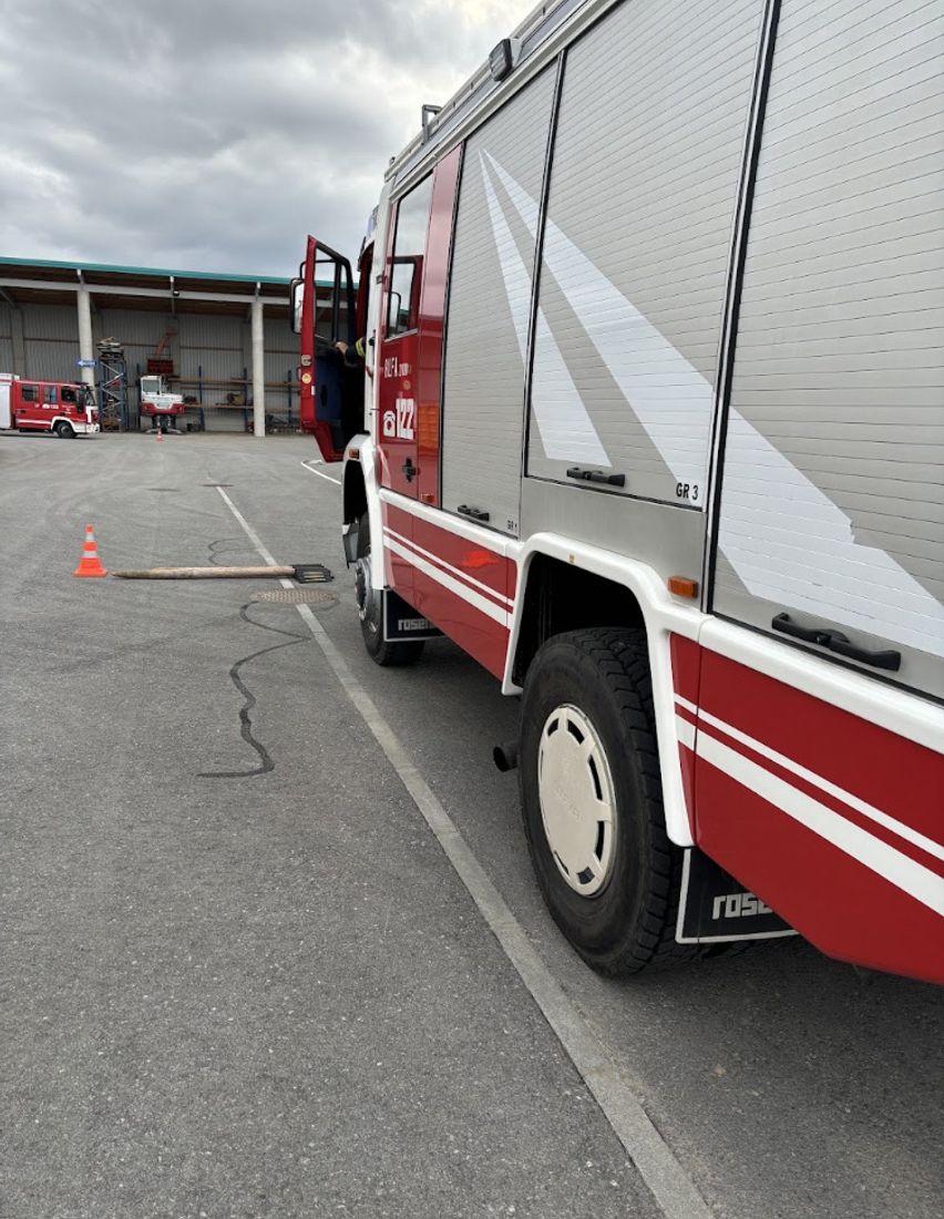 Bild enthält, Fire Truck, Transportation, Truck, Vehicle, Fire Station, Person