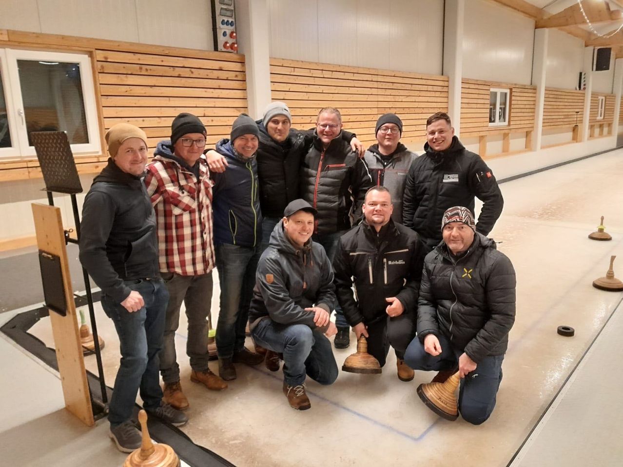 Bild enthält, People, Person, Pants, Interior Design, Groupshot, Jacket, Adult, Male, Man, Jeans