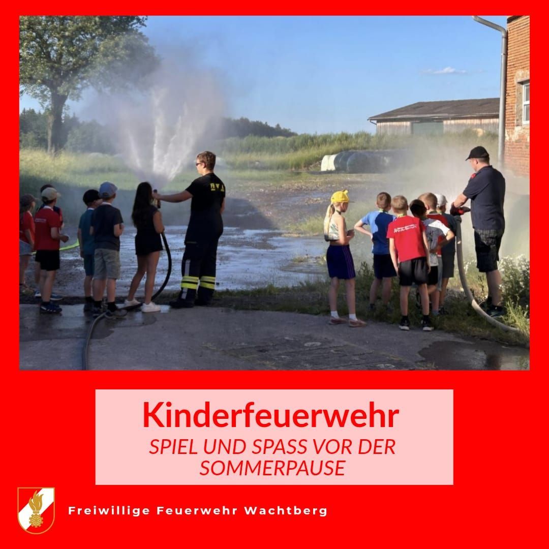 Ein Feuerwehrmann hält eine Wasserspritze, während Kinder um ihn herum stehen und zuschauen. Die Szene spielt im Freien in der Nähe eines Gebäudes. Der Text lautet 'Kinderfeuerwehr Spiel und Spaß vor der Sommerpause.'