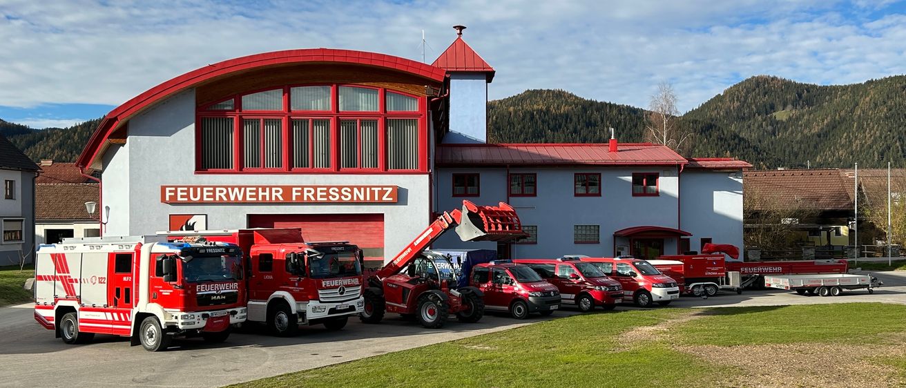 Bild enthält, Transportation, Truck, Vehicle, Fire Station, Fire Truck, Machine, Wheel, Car
