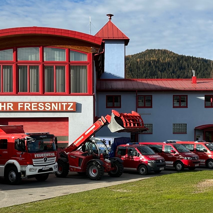 Bild enthält, Transportation, Truck, Vehicle, Fire Station, Fire Truck, Machine, Wheel, Car