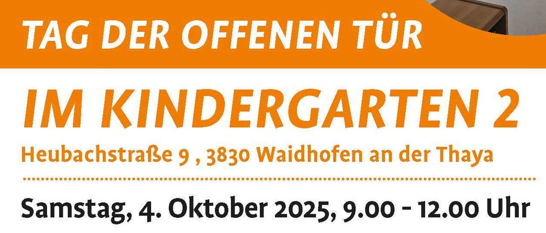 Das Plakat bewirbt einen Tag der offenen Tür im Kindergarten 2. Es zeigt ein weißes Gebäude, Fahrräder und Innenaufnahmen von Klassenräumen. Die Veranstaltung ist für Samstag, den 4. Oktober 2025, von 9:00 bis 12:00 Uhr geplant.