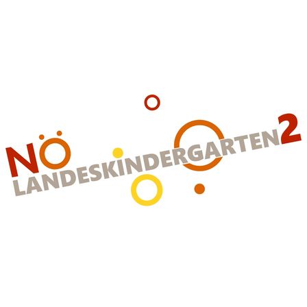 Das Bild zeigt ein Logo mit den Worten 'Nö Landeskindergarten 2' in fetten Buchstaben, mit einem farbenfrohen kreisförmigen Design im Hintergrund.