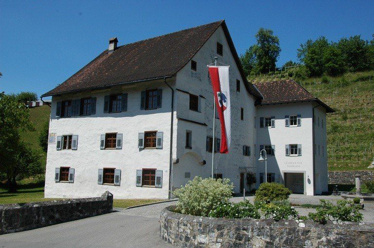 Bild enthält, Architecture, Building, Housing, Monastery, Flag, House, Villa