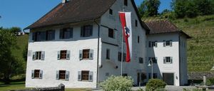 Bild enthält, Architecture, Building, Housing, Monastery, Flag, House, Villa