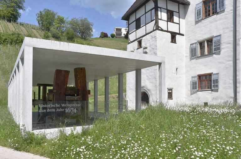 Bild enthält, Grass, Plant, Building, Outdoors, Shelter, House, Housing, Villa, Backyard, Yard