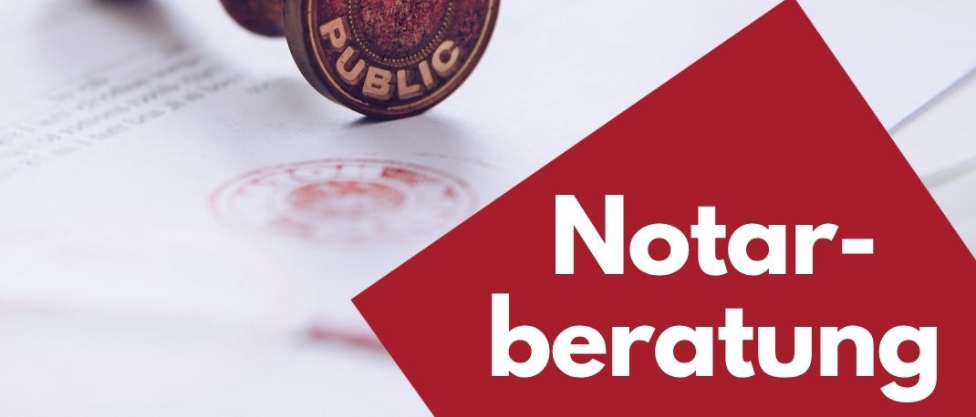 Ein hölzerner Notarsiegel mit den Worten 'Notar Public' liegt auf einem Dokument mit dem Text 'Notar-beratung'. Dahinter zeigt ein verschwommener Hintergrund eine rote Mappe mit einem Logo.