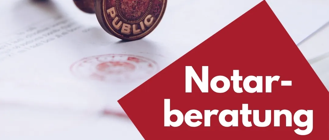 Ein hölzerner Stempel mit der Aufschrift 'Notar-beratung' liegt auf einem Dokument mit dem Text 'Notar-beratung'. Im Hintergrund ist verschwommen ein Schreibtisch mit einer roten Mappe zu sehen.