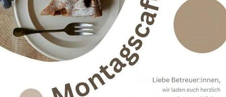 Ein Café-Werbeplakat mit einem Stück Kuchen auf einem Teller, einer Gabel und einer Tasse Kaffee. Der Text lädt Kunden zu einer gemütlichen Kaffeepause ein.