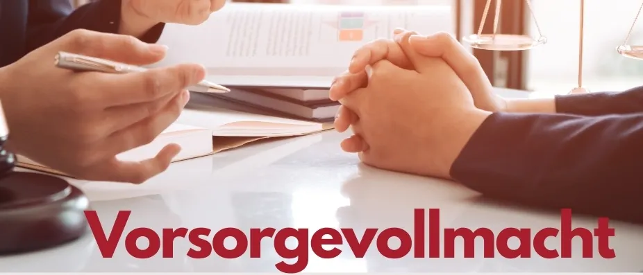 Ein Rechtsdokument mit dem Text 'Vorsorgevollmacht' wird von zwei Personen besprochen. Ein Richterhammer und eine Waage liegen auf dem Tisch.