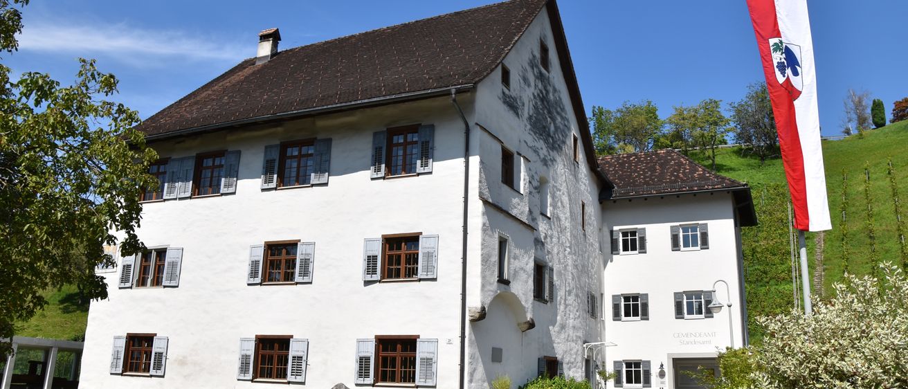 Bild enthält, Flag, Architecture, Building, Monastery, Housing, House