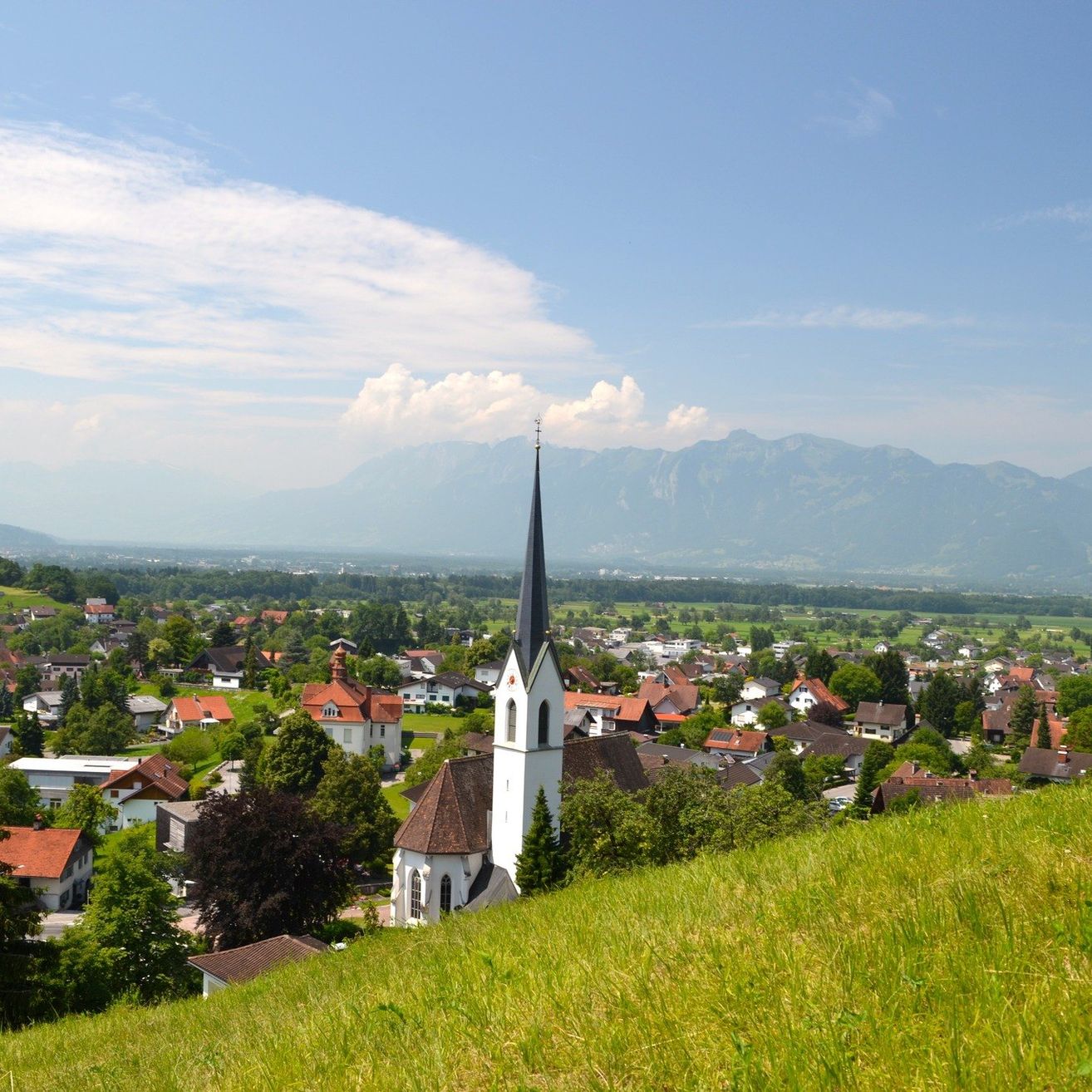 Bild enthält, Building, Spire, Outdoors, Nature, Scenery, Cityscape, Countryside, Neighborhood, Landscape, Sky