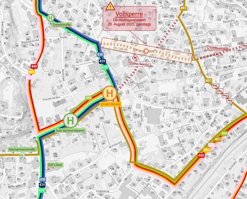 Eine Karte zeigt eine Stadt mit mehreren Straßen und Wegen. Straßennamen wie Treitstraße, Erzsatz Rossle und Sulz Gemeindeamt sind markiert. Ein rotes Schild weist auf Vollsperre für Deckbelagaerbeieten am 28. August 2025 hin. Die Karte zeigt auch Nummern und Straßenkreuzungen.
