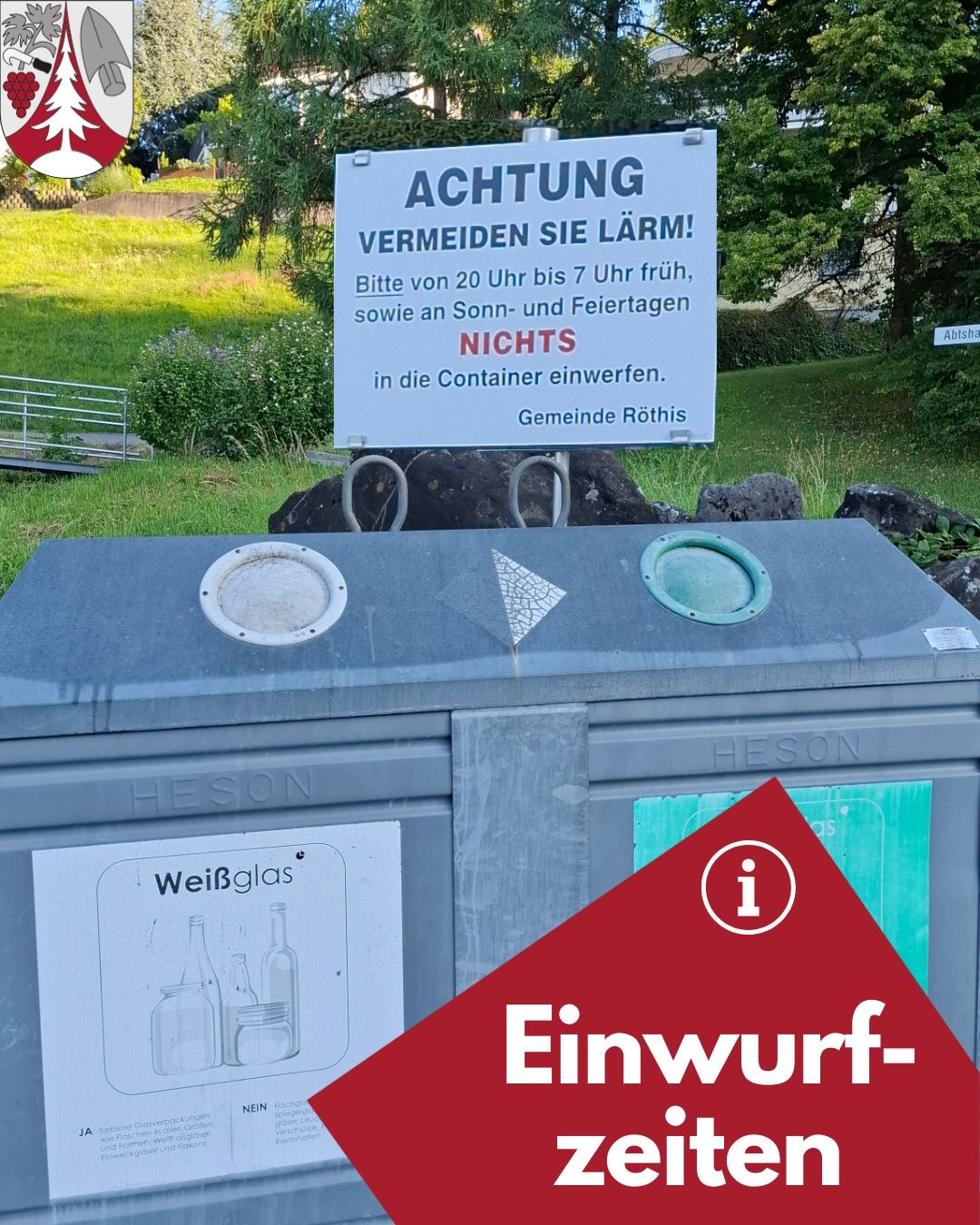 Ein Schild auf Deutsch weist darauf hin, Lärm zu vermeiden und Container zwischen 20 Uhr und 7 Uhr früh zu entsorgen, einschließlich an Sonn- und Feiertagen. Der Container ist für Glasabfälle bestimmt.