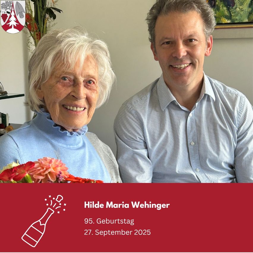 Ein Foto einer älteren Frau und eines mittleren Mannes, beide lächeln. Die Frau hält einen Blumenstrauß und sie stehen vor einem roten Hintergrund. Der Text lautet Hilde Maria Weininger, 95. Geburtstag, 27. September 2025.