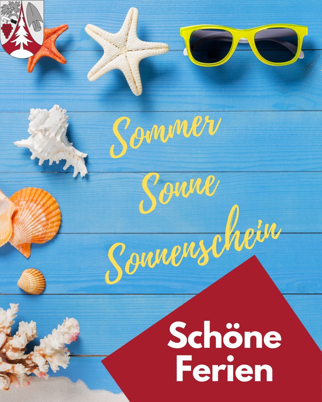Ein blauer Holzhintergrund zeigt eine Sammlung von Muscheln, einem Seestern und einer Sonnenbrille. Die Worte 'Sommer Sonne Sonnenschein' sind in Gelb geschrieben.
