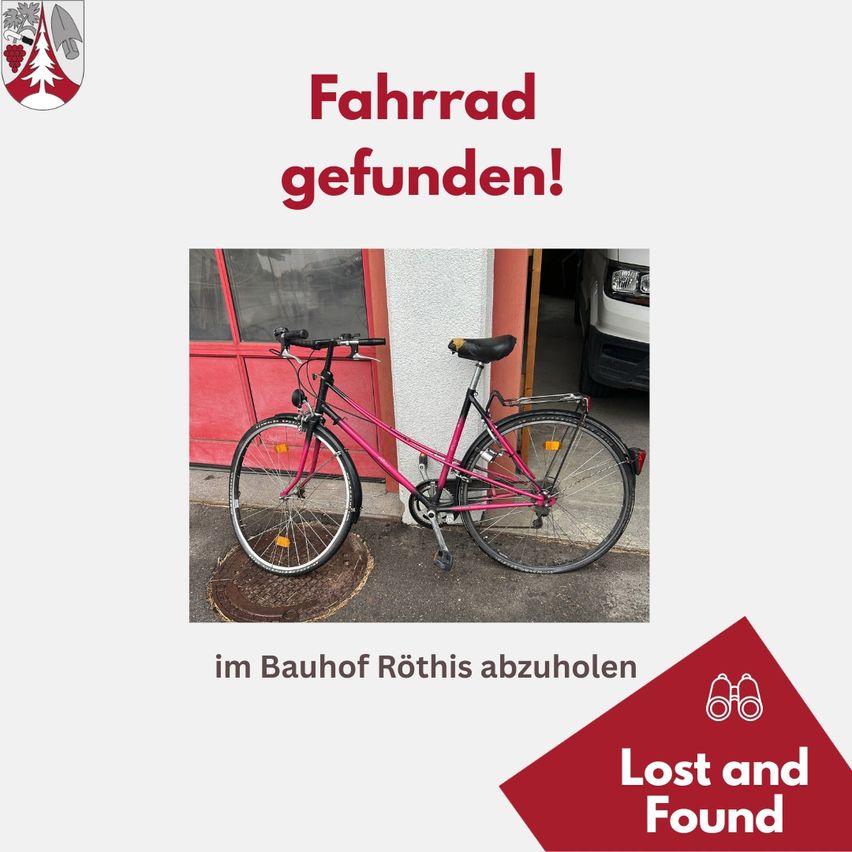 Eine Anzeige zeigt ein gefundenes Fahrrad vor einem Gebäude. Der Text lautet 'Fahrrad gefunden!' und weist darauf hin, es im Bauhof Rothis abzuholen. Unten befindet sich ein rotes Logo mit Lupe.