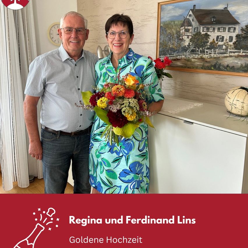 Ein älteres Paar steht vor einer Wand mit einem Gemälde eines Hauses. Der Mann trägt eine Brille und einen Gürtel, und die Frau hält einen Blumenstrauß. Das Bild hat einen Wasserzeichen mit den Worten 'Regina und Ferdinand Lins Goldene Hochzeit'.