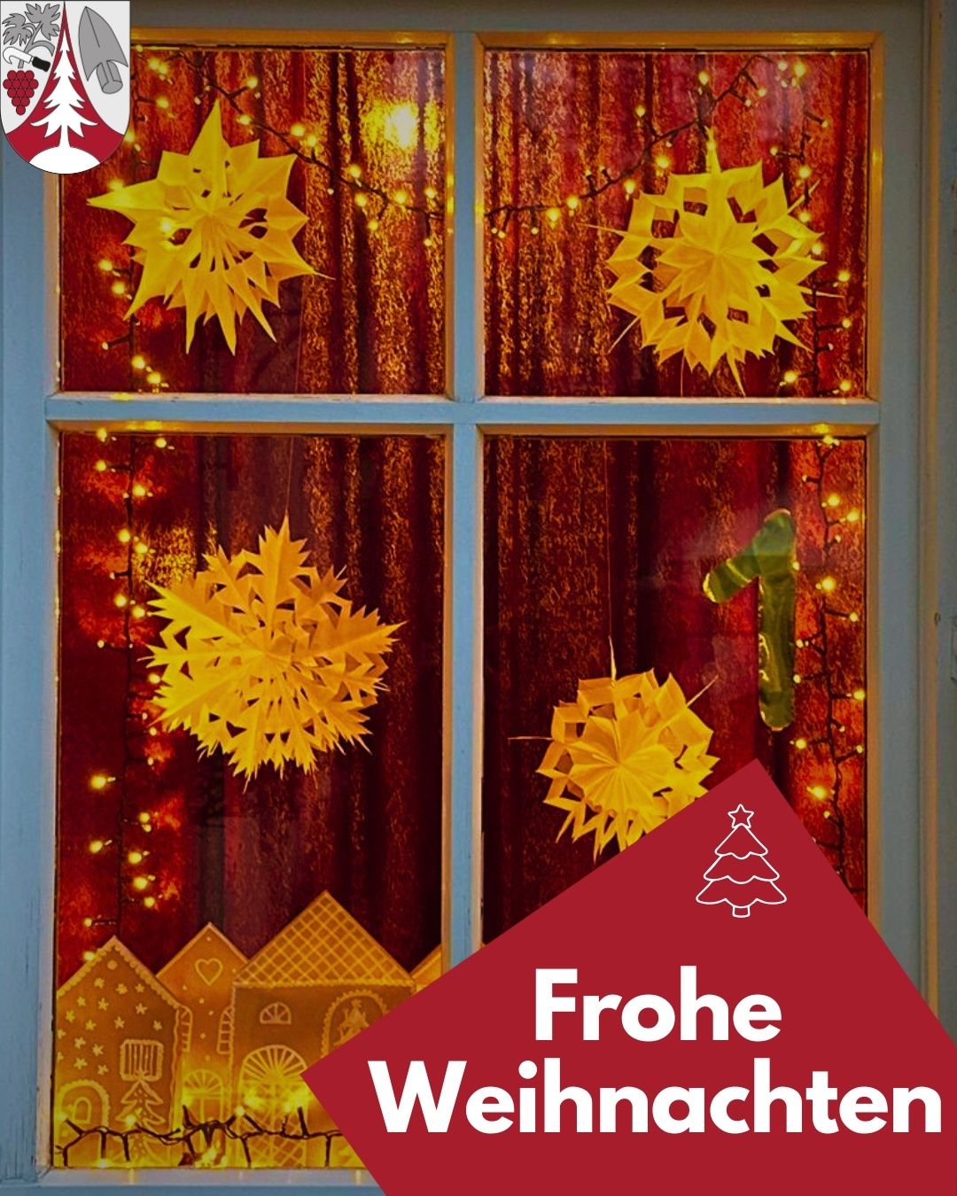Ein festliches Fensterbild mit großen gelben Papierschneeflocken, roten Vorhängen und Weihnachtslichtern. Ein roter Dreieck mit 'Frohe Weihnachten' in Weiß ist im Vordergrund.