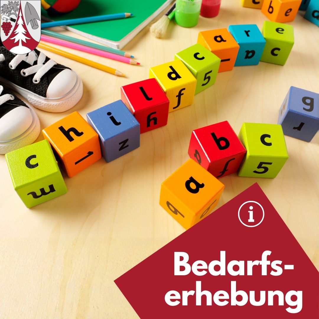 Bunte Alphabet-Bausteine und ein Paar Turnschuhe auf einem Schreibtisch mit verschiedenen Schulutensilien. Das Wort 'Beddarfs-erhebung' steht in fetter Schrift auf einem roten Hintergrund.