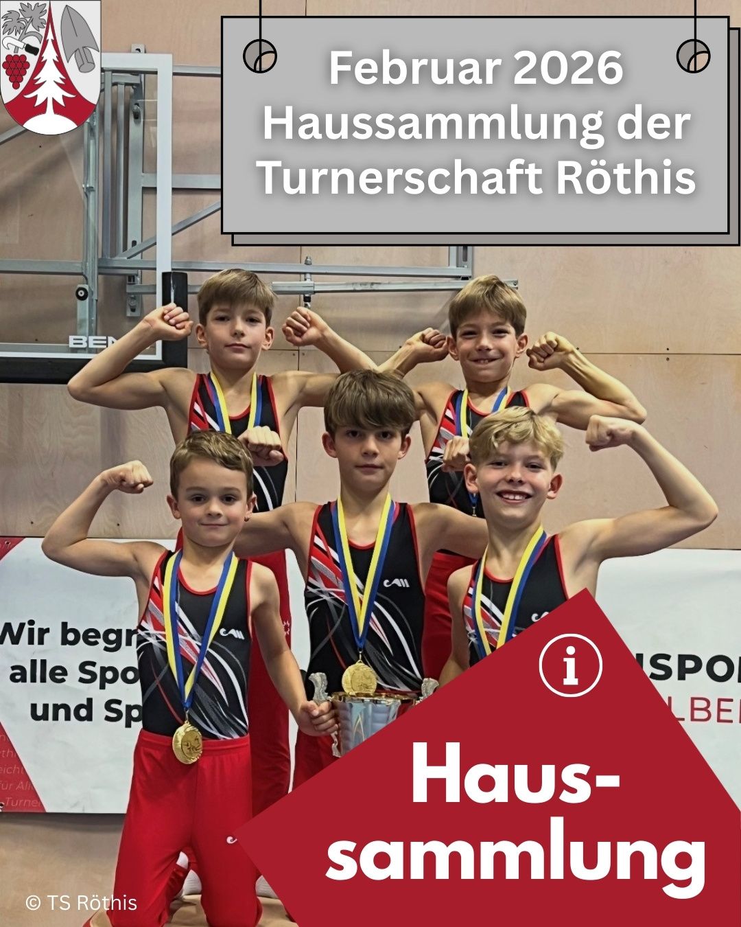 Eine Gruppe junger Turner mit Medaillen posiert für ein Foto bei einer Hausversammlung. Sie lächeln und zeigen ihre Medaillen stolz.