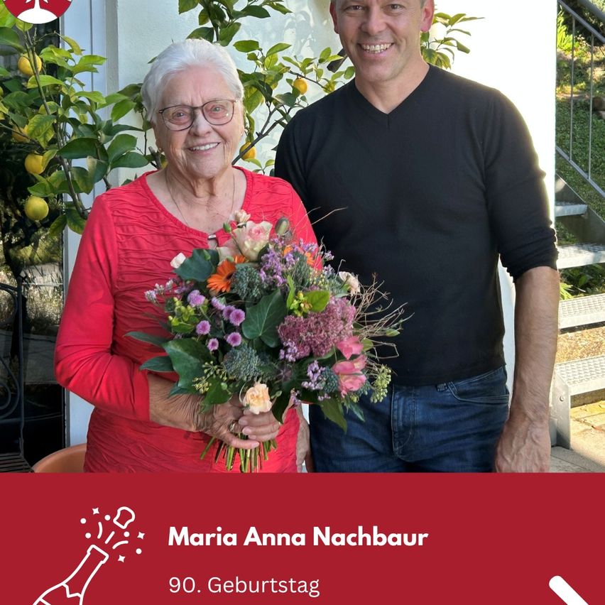 Eine ältere Frau in einem roten Kleid, die einen Blumenstrauß hält, steht neben einem lächelnden Mann in einem schwarzen Shirt. Hinter ihnen steht ein Zitronenbaum und eine Treppe. Das Bild hat einen roten Rand mit einem Logo und dem Text 'Maria Anna Nachbar 90. Geburtstag'.