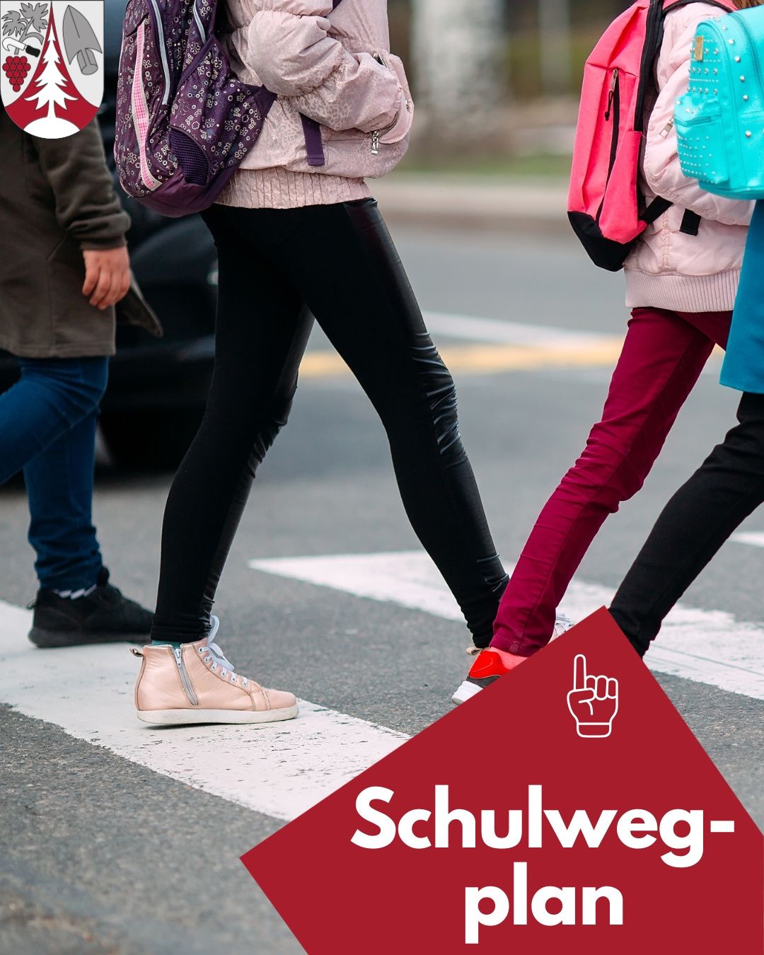 Eine Gruppe von Kindern, einige mit Rucksäcken, überqueren eine Straße an einem Zebrastreifen. Das Wort Schulweg ist in der unteren rechten Ecke angezeigt.