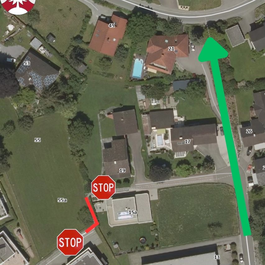 Luftaufnahme eines Wohngebiets mit Häusern, die mit 45, 21, 53, 19, 17, 26, 2, 55, 55a und 13 nummeriert sind. Stoppschilder sind vorhanden. Grüner Pfeil zeigt nach Norden.
