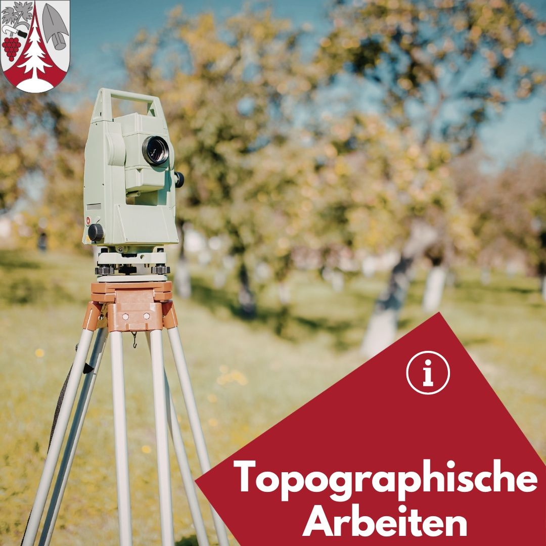 A surveying instrument is set up on a tripod in a grassy field, with a red triangle and text in German that reads 'Topographische Arbeiten'. Trees are in the background.