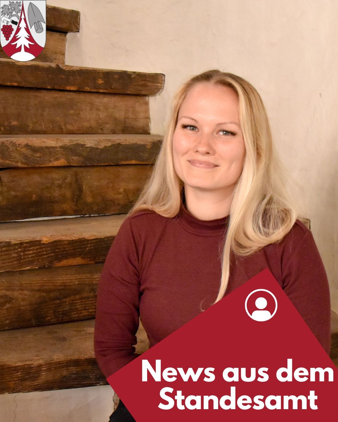 Eine blonde Frau lächelt und posiert für ein Foto vor hölzernen Stufen. Sie trägt ein kastanienbraunes Rollkragenshirt und es gibt Text im Bild.