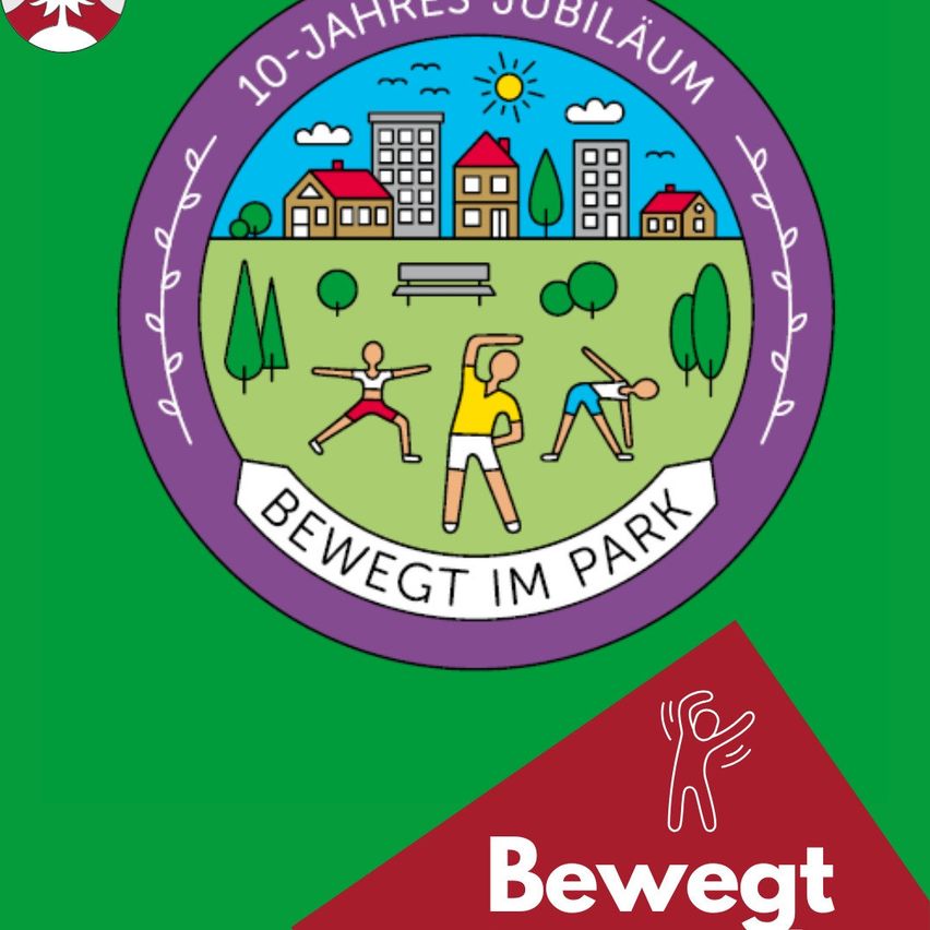 Ein kreisförmiges Logo für ein 10-jähriges Jubiläum eines parkbasierten Bewegungsprogramms. Es zeigt drei Personen, die Yoga in einem Park mit Häusern, Gebäuden und Bäumen praktizieren. Das Logo hat einen grünen Hintergrund und einen weißen Text am unteren Rand.