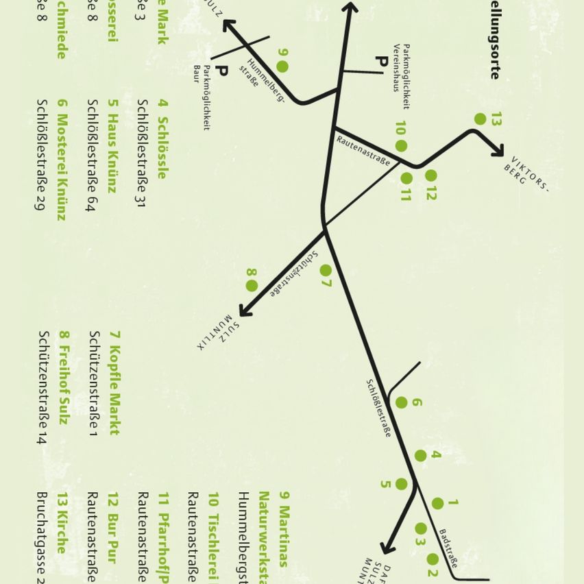 Eine Karte zeigt verschiedene Haltestellen mit Namen wie Schulgasse, Schulstrasse und anderen, verbunden durch eine schwarze Linie. Nummern und Namen der Haltestellen sind gekennzeichnet.
