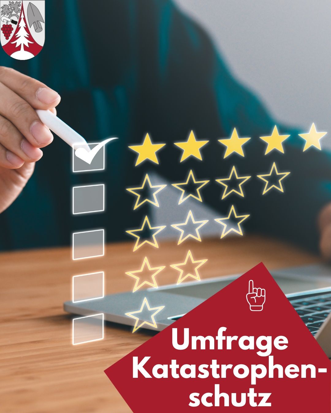 Eine Hand prüft Kästchen und bewertet mit Sternen. Ein Laptop und eine Umfrage mit dem Titel 'Umfrage Katastrophenschutz' sind sichtbar.