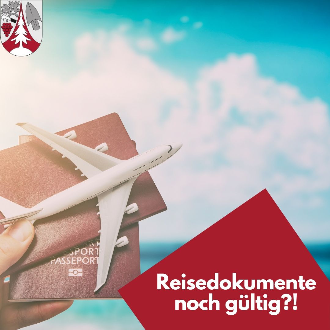 Eine Hand hält Pässe mit einem Miniaturflugzeug darauf, vor einem blauen Himmel mit Wolken. Ein roter Dreieck am unteren Rand mit dem Text 'Sind Reisedokumente noch gültig?'