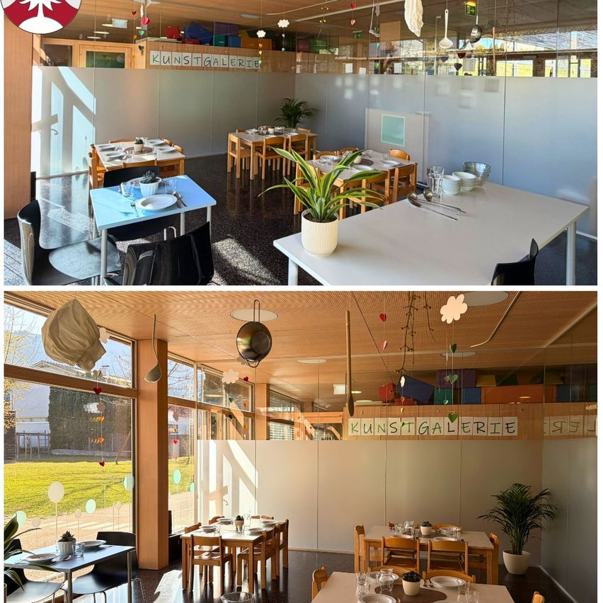 Zwei Ansichten eines Essbereichs mit Tischen, die für Mahlzeiten vorbereitet sind, mit einem großen Fenster auf der linken und einer Pflanze in einem weißen Topf auf der rechten Seite. Oben steht ein Banner mit der Aufschrift Kunstgalerie.