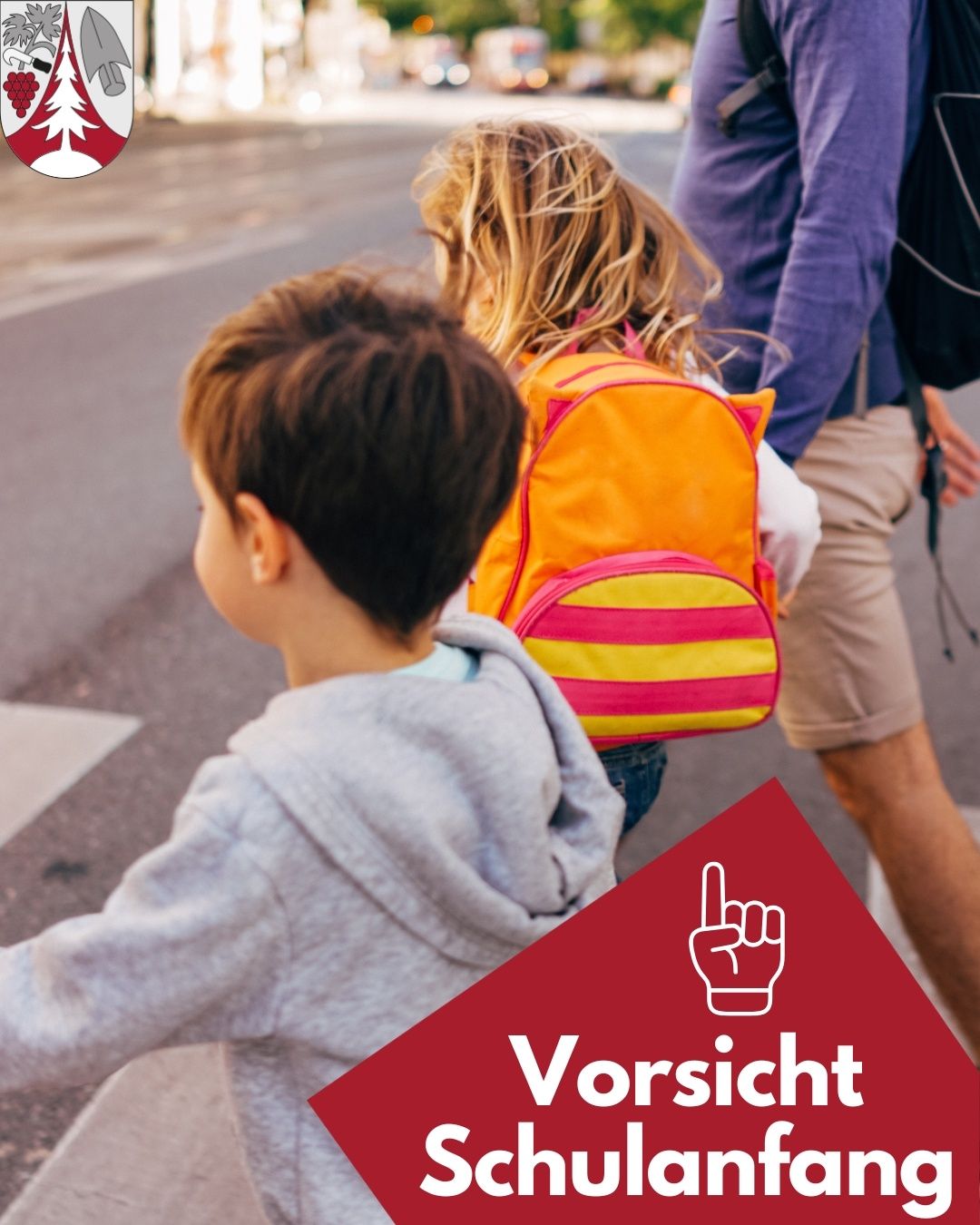 Ein Junge und ein Mädchen gehen mit einem Mann die Straße entlang, beide Kinder tragen Rucksäcke. Der Junge schaut nach vorne, das Mädchen hinter ihm, und der Mann folgt dahinter. Im Vordergrund ist ein rotes Schild mit dem Wort 'Vorsicht' zu sehen.