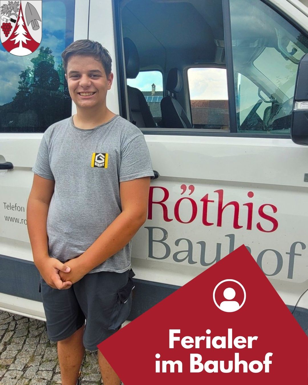 Ein junger Mann in einem grauen T-Shirt mit gelbem Logo steht vor einem weißen Lieferwagen mit rotem Text, der 'Rothis Bauhof' lautet. Er lächelt und posiert für ein Foto.
