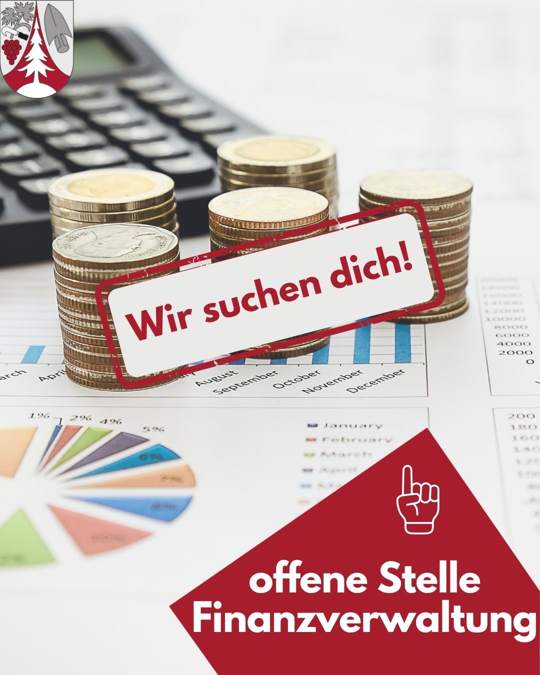 Ein Stapel Münzen mit einem Schild, das 'Wir suchen dich!' auf einem Diagramm und einem Taschenrechner steht. Das Diagramm zeigt Prozentsätze und Monate. Ein roter Pfeil zeigt nach rechts.