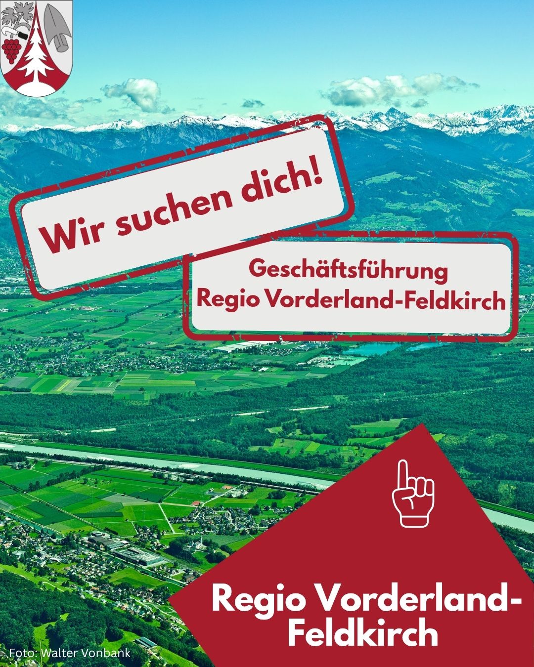 Eine landschaftliche Szene mit Bergen, einem Fluss und einer Stadt. Das Bild zeigt ein rotes Dreieck mit einer aufwärts weisenden Hand und Text auf Deutsch, der 'Wir suchen dich!' und 'Geschäftsführer Regio Vorderland-Feldkirch' lautet.