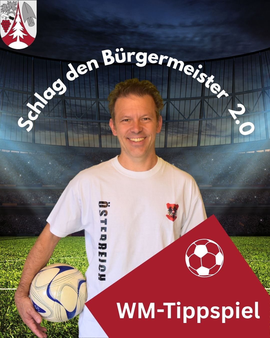 Ein Mann in einem weißen T-Shirt steht lächelnd in einem Stadion mit einem Fußball. Rechts ist ein rotes Dreieck mit einem Fußball-Logo.