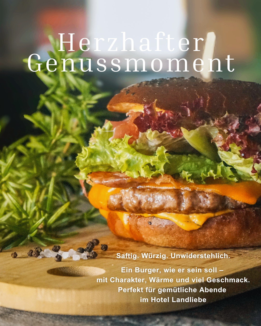 Ein Burger mit frischem Salat, saftigem Fleisch und geschmolzenem Käse, garniert mit Kräutern und Gewürzen, auf einem Holzschneidbrett. Der Text lautet 'Saft. Würzig. Unwiderstehlich.' Perfekt für gemütliche Abende.